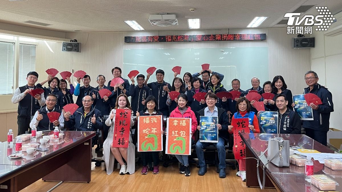 176個紅包發放給台中的長輩。(圖/陳祁攝)
