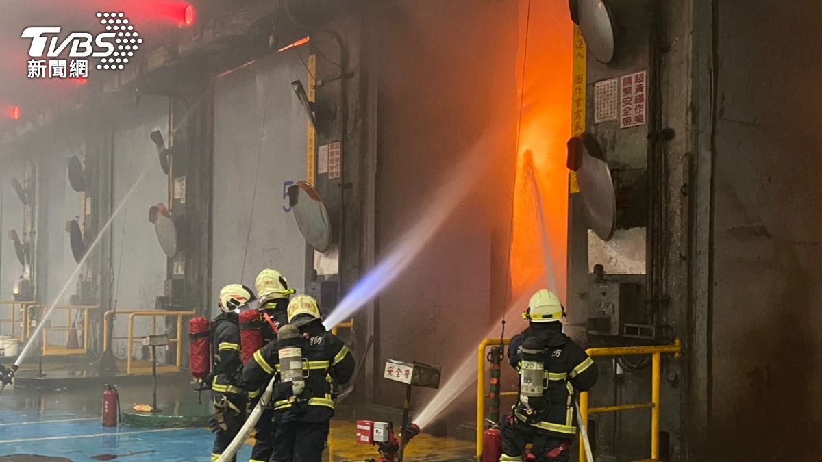 高雄小港「資源回收廠起火」!污染物狂飄 3地區快關門窗