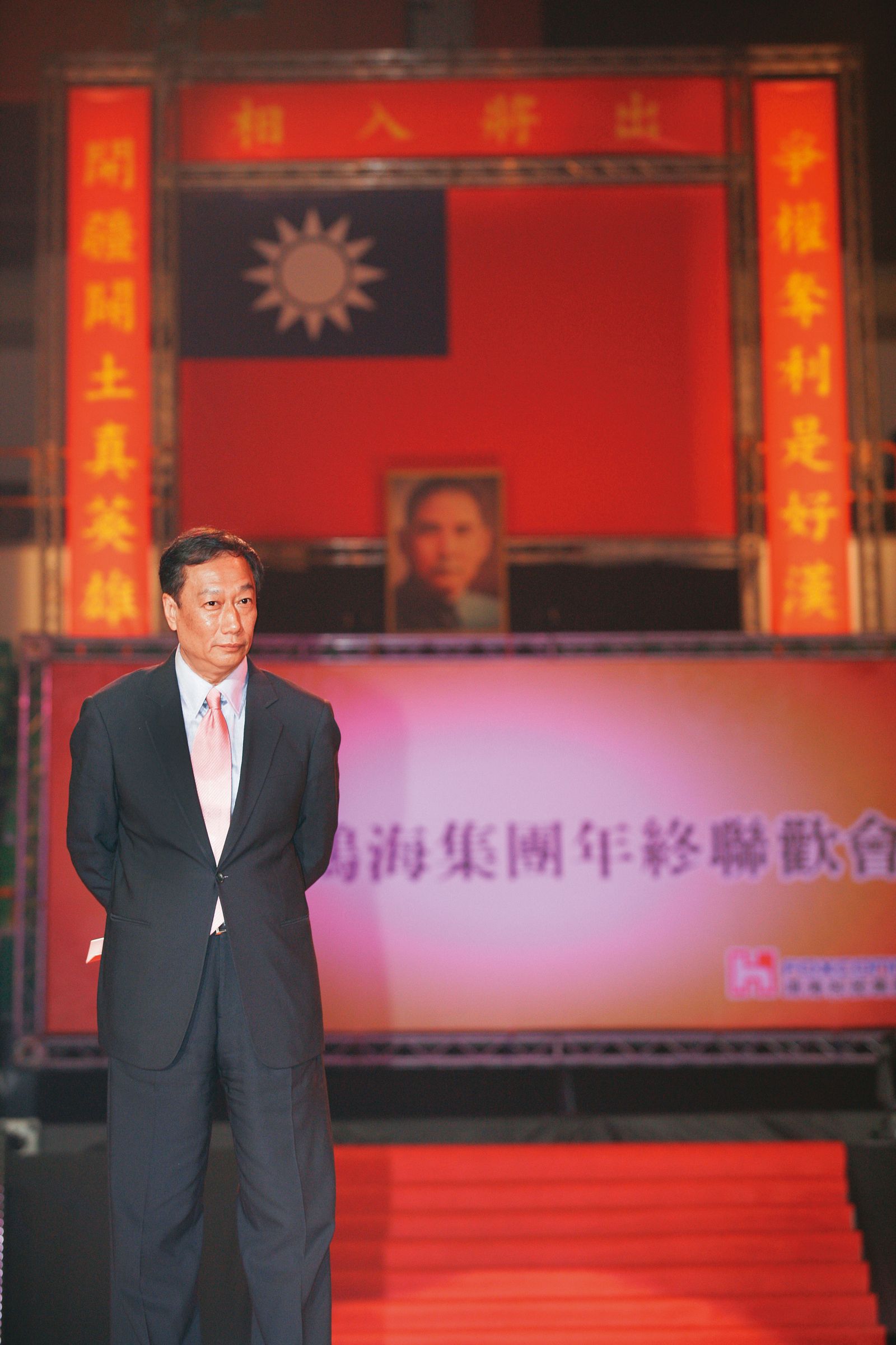 創辦人郭台銘霸主個性,在鴻海尾牙對聯寫下:「爭權奪利是好漢、開疆闢土真英雄。」鼓勵狼性文化。(圖/今周刊提供)