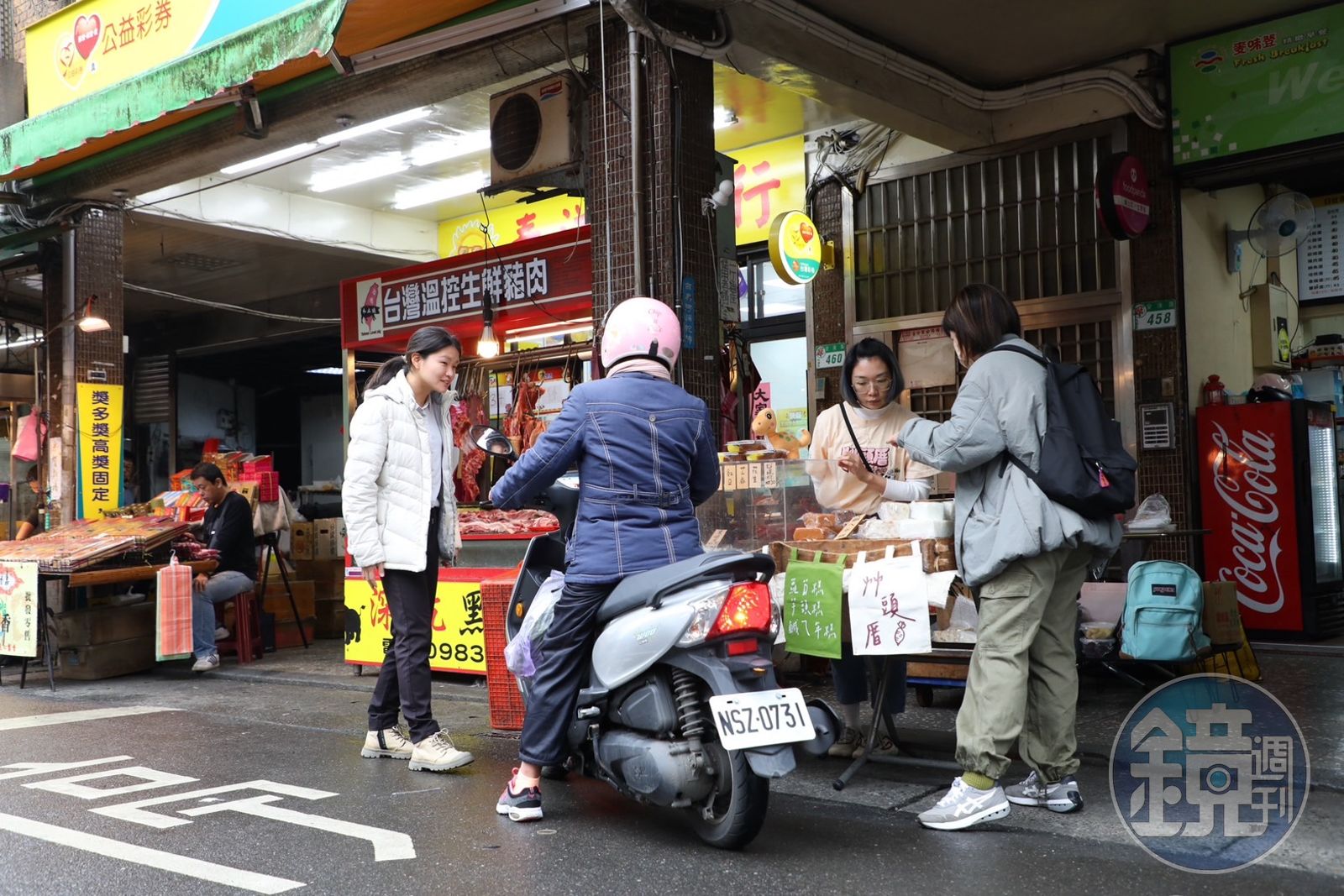 「艸頭厝」是台北「東湖市場」早餐店前的小攤位,平日就買得到各式傳統糕粿,過年更能吃到真正的年節古早味。(圖/鏡週刊)