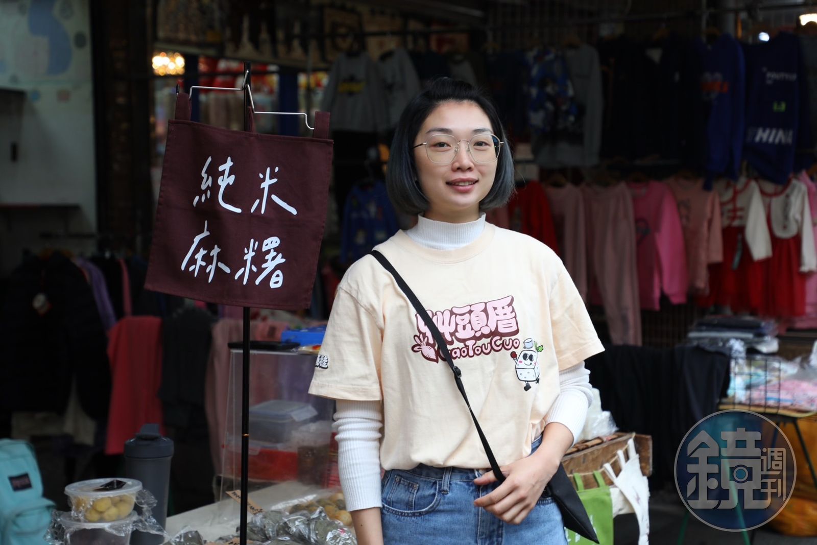 念舊、喜愛老派口味的秉秉,傳承了來自爸爸50年的傳統手藝,「艸頭厝」也在「東湖市場」漸漸被認識。(圖/鏡週刊)