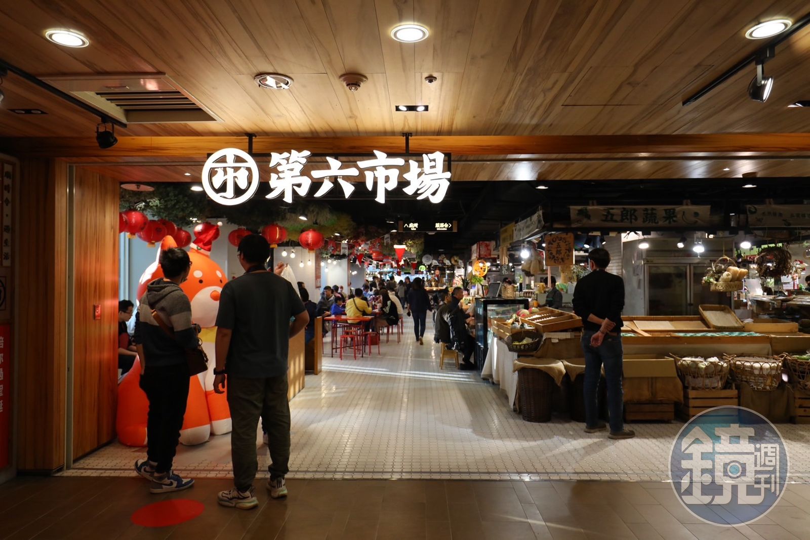 台中的「第六市場」是台灣第一個設立於百貨內的傳統市場,整體設計與氛圍都相當年輕時尚。(圖/鏡週刊)