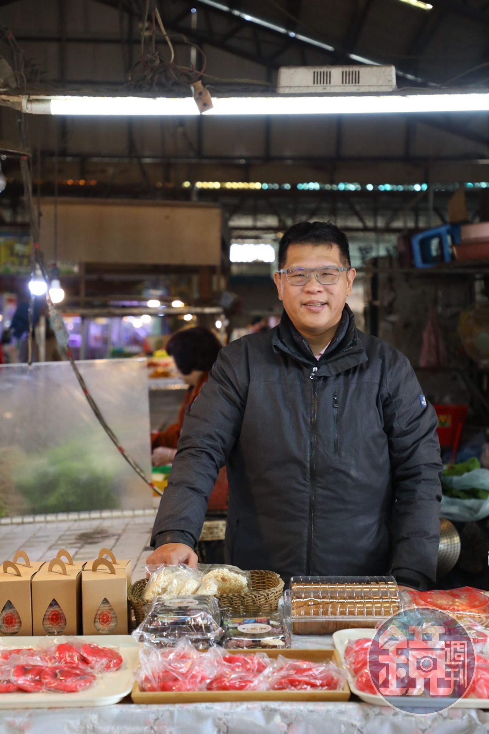 第二代老闆蔡育宗不僅承繼了老店技藝,包含各種糕餅文化知識都能舉十知九。(圖/鏡週刊)