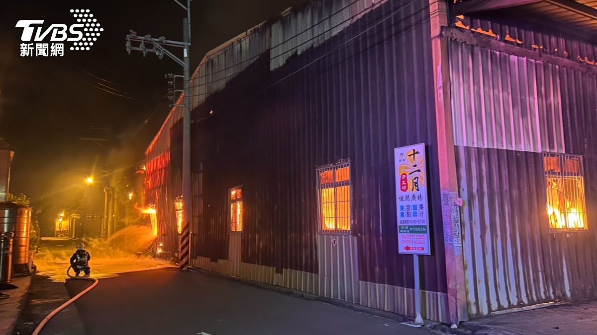 台中家具工廠失火「整棟鐵皮屋燒紅」 濃煙瀰漫街道