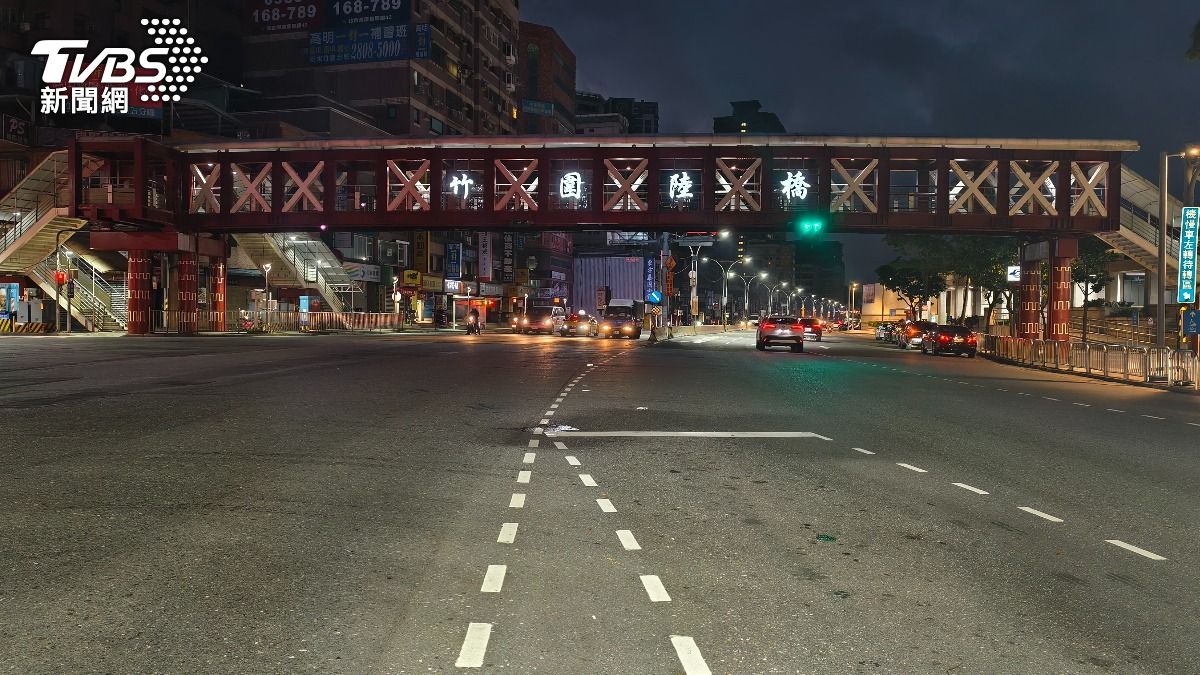 車禍位於竹圍陸橋下方,李翁遭撞飛後倒臥路中。(圖/陳冠宇攝)