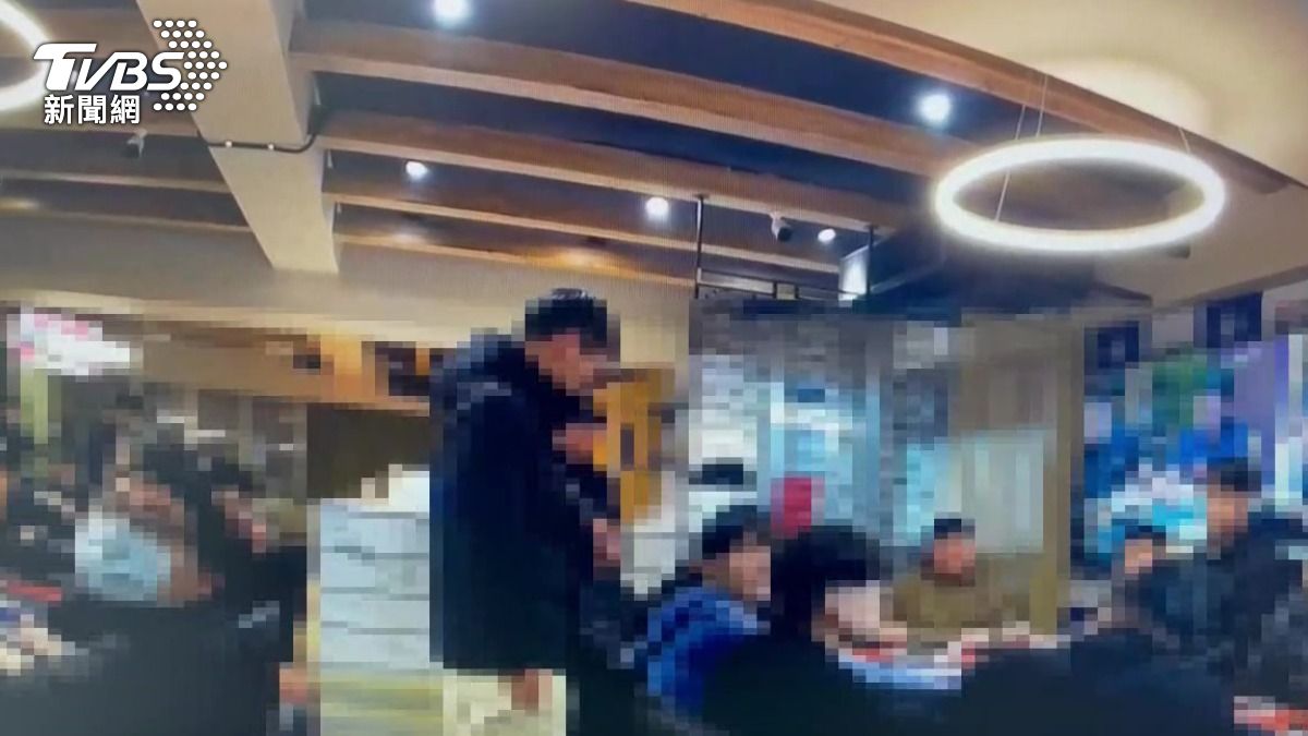警方突襲查緝當場逮獲22人依法送辦。(圖/TVBS)