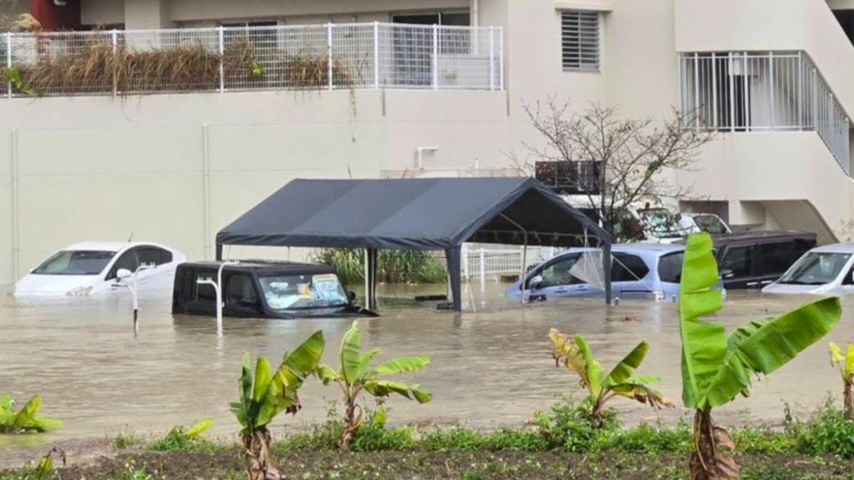 赴日注意!沖繩警報級大雨「道路成汪洋」 淹水達1公尺