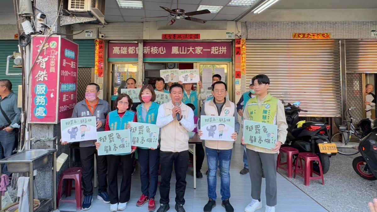 高雄綠委許智傑響應搶頭香，設立全台第一個全國罷免連署站。（圖／許智傑服務處提供）