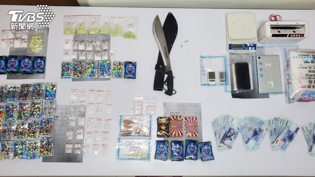 警方查獲刀械、毒品、現金等證物。（圖／TVBS）