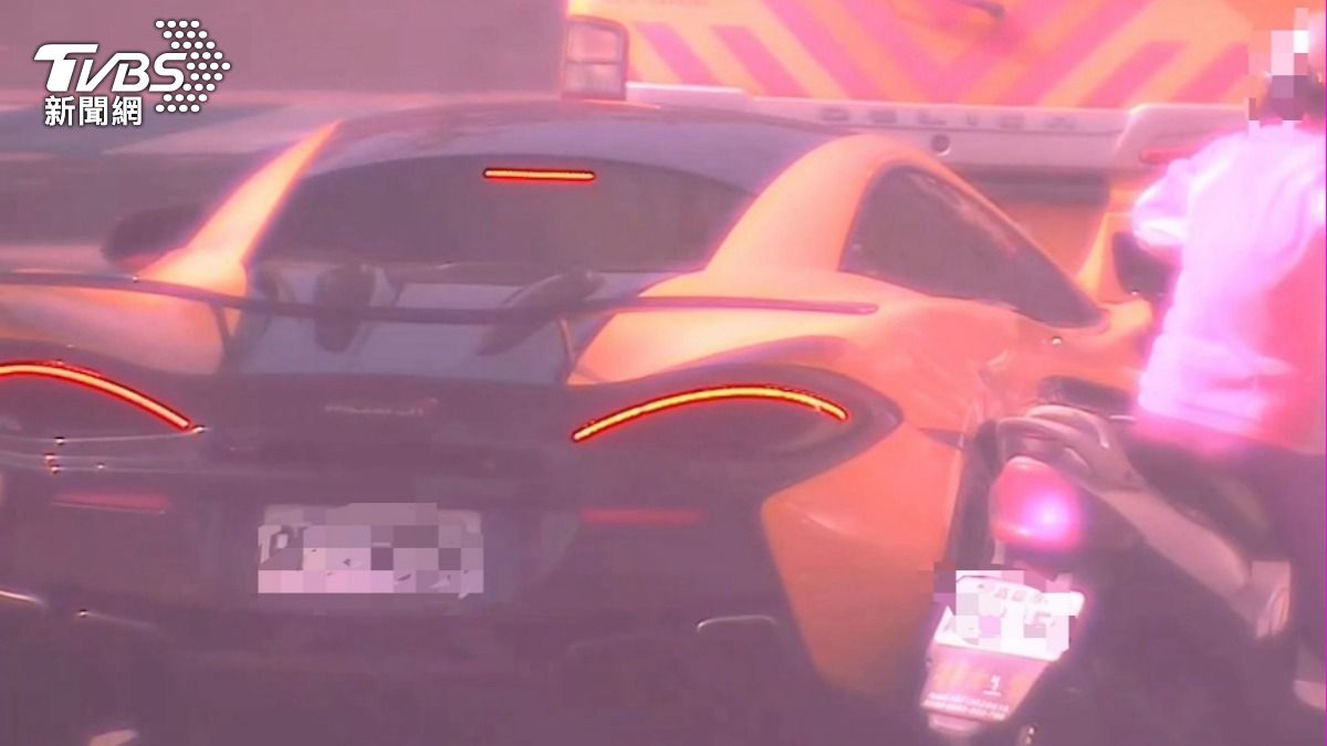 黃姓老婦未保持兩車並行之間隔，擦撞上跑車。（圖／TVBS）