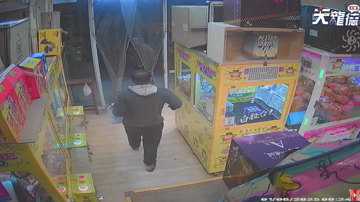 YTR娃娃機店被搶！24歲警擊斃通緝犯挨告　他幫出歹徒喪葬費