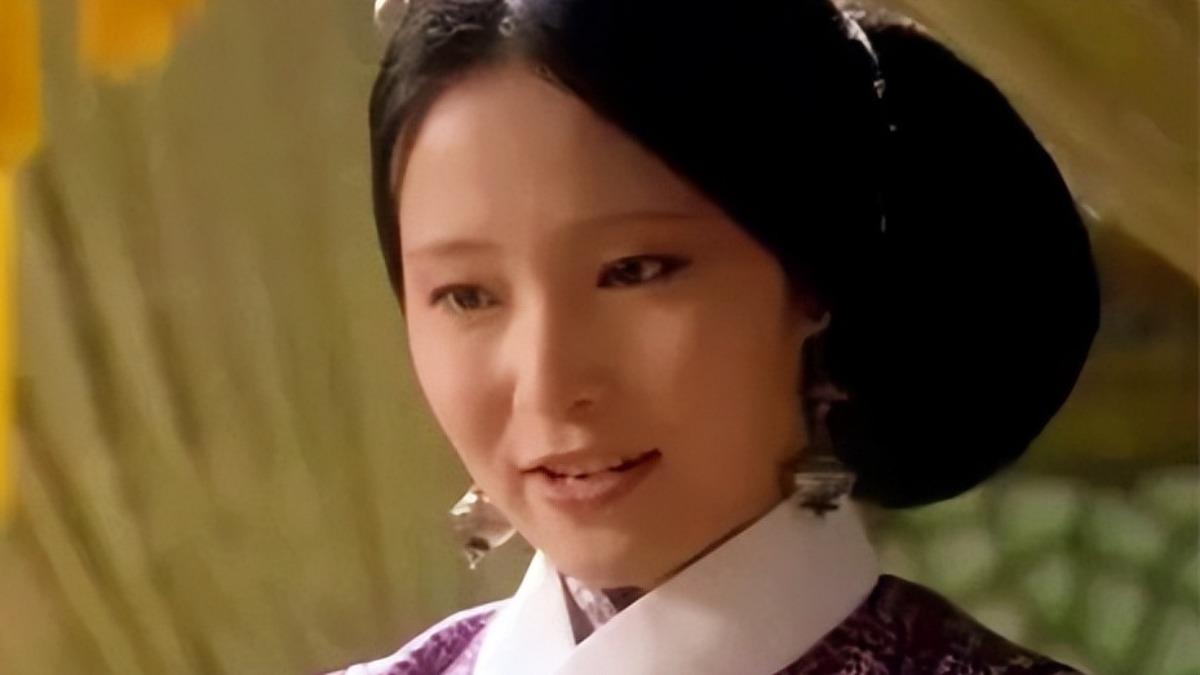 皇后宮女剪秋因為梳著超大髮髻,被戲稱為「一個頭兩個大」。(圖/翻攝自微博)