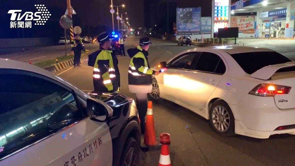 警方針對多個重要交界路口、聯外道路實施臨檢。（圖／TVBS）