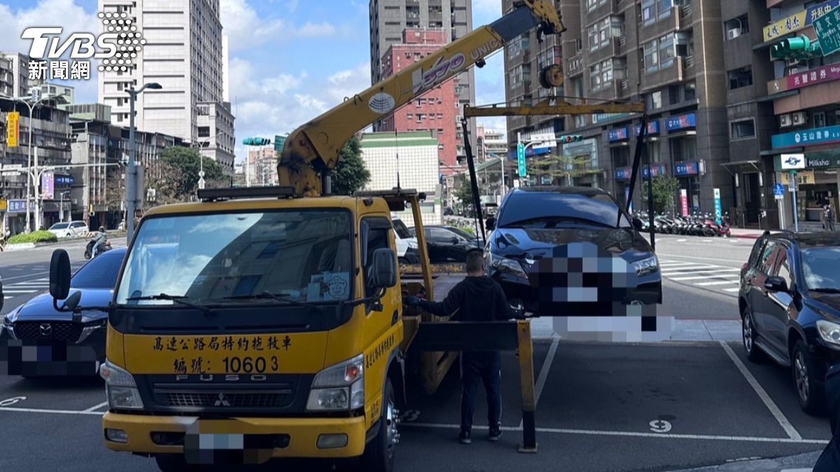 警方將涉案車輛拖回採證。(圖／TVBS）
