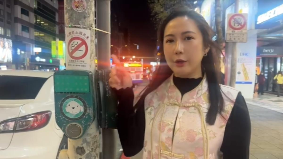 罷免團體的文宣品在中山商圈違規貼在電線桿上。(圖/柳采葳辦公室提供)