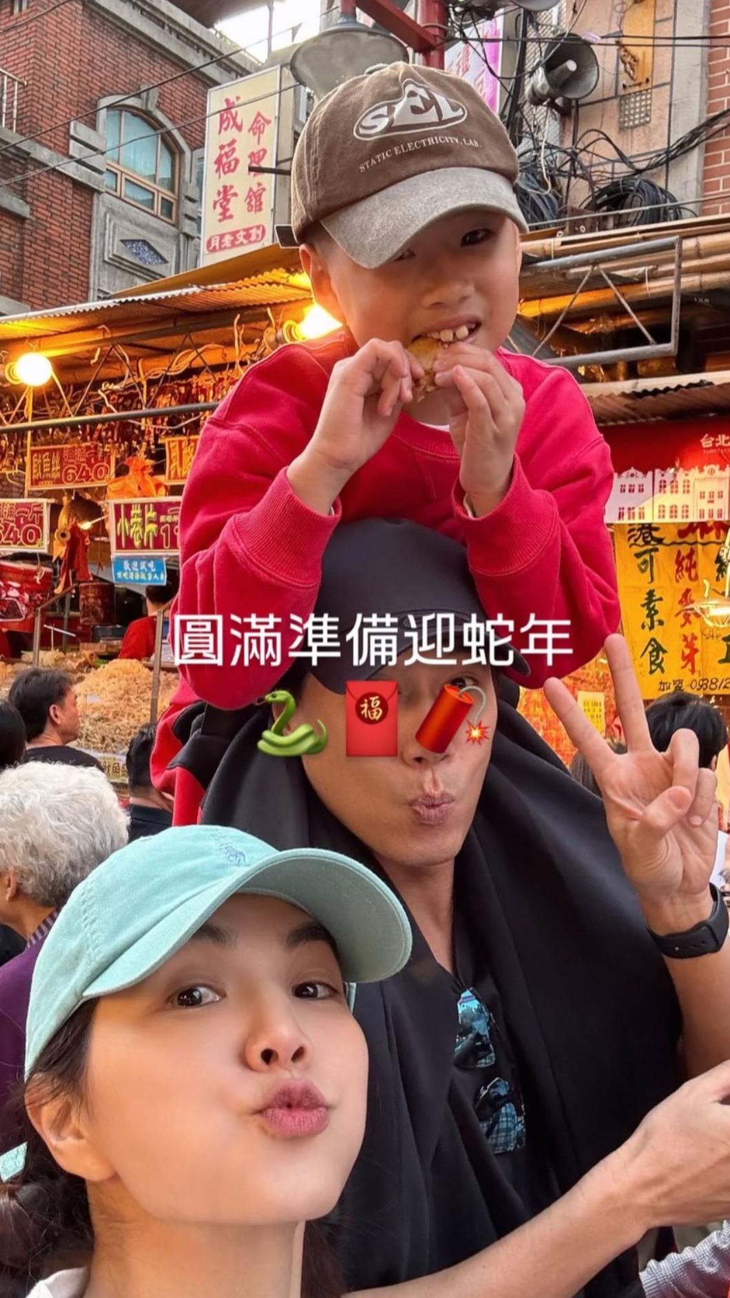 Ella全家逛起年貨大街,感受人擠人的年味。(圖/翻攝自Ella IG)