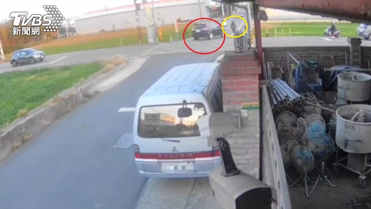 有片/沒在看?休旅車碰撞「少年噴飛水溝」 肇事駕駛跑了