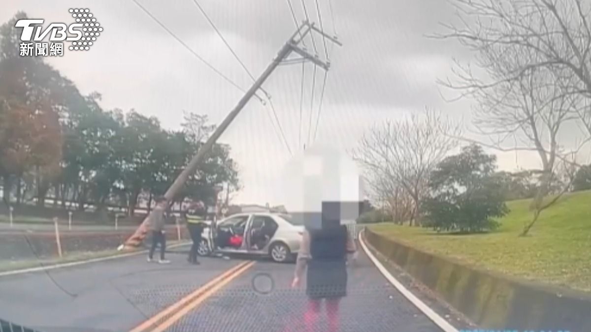 宜蘭女駕駛失控自撞　電線桿「整根歪腰」車頭全毀