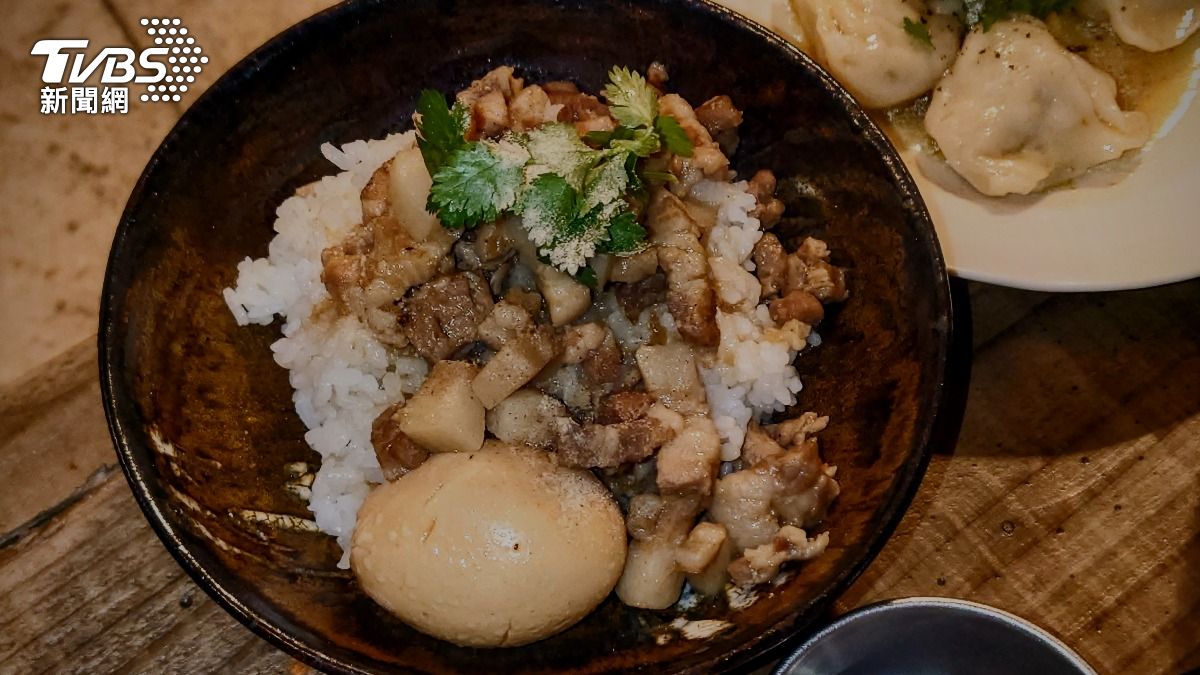 吉村岳親手做的滷肉飯、水餃。（圖／羅佳蓉攝）