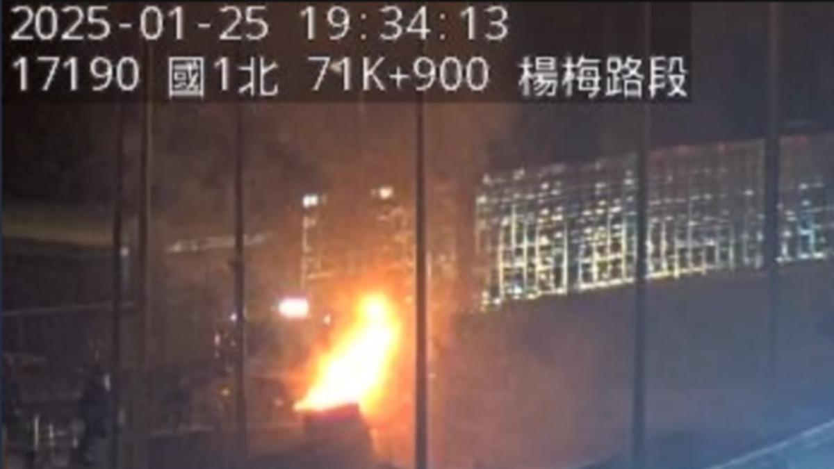 楊梅休息站火燒車。(圖/TVBS)