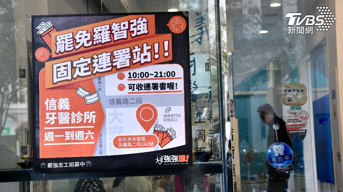 發動罷免連署的團體在各地設攤進行第一階段連署作業。(圖/胡瑞麒攝)