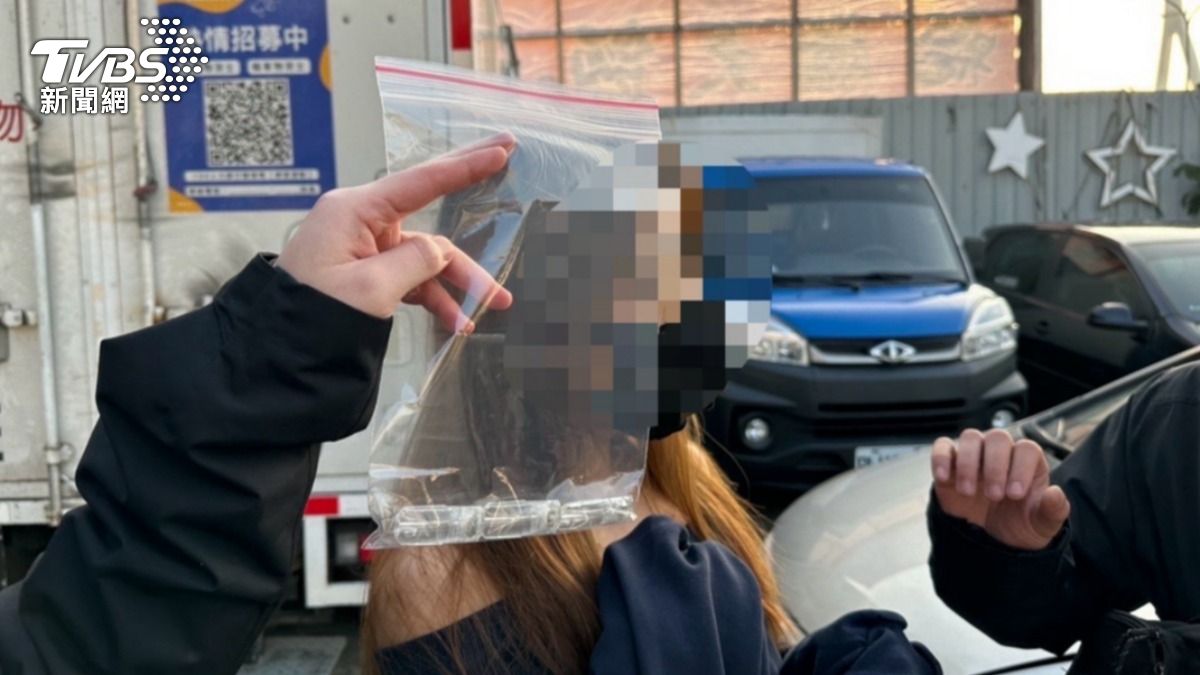 警方逮捕全身有多處刺青的女毒販,查扣3顆依托咪酯煙彈。(圖/TVBS)