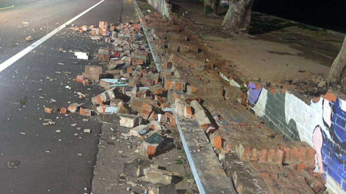 台南搖不停!國中圍牆震垮「紅磚散落一地」 多戶民宅受損
