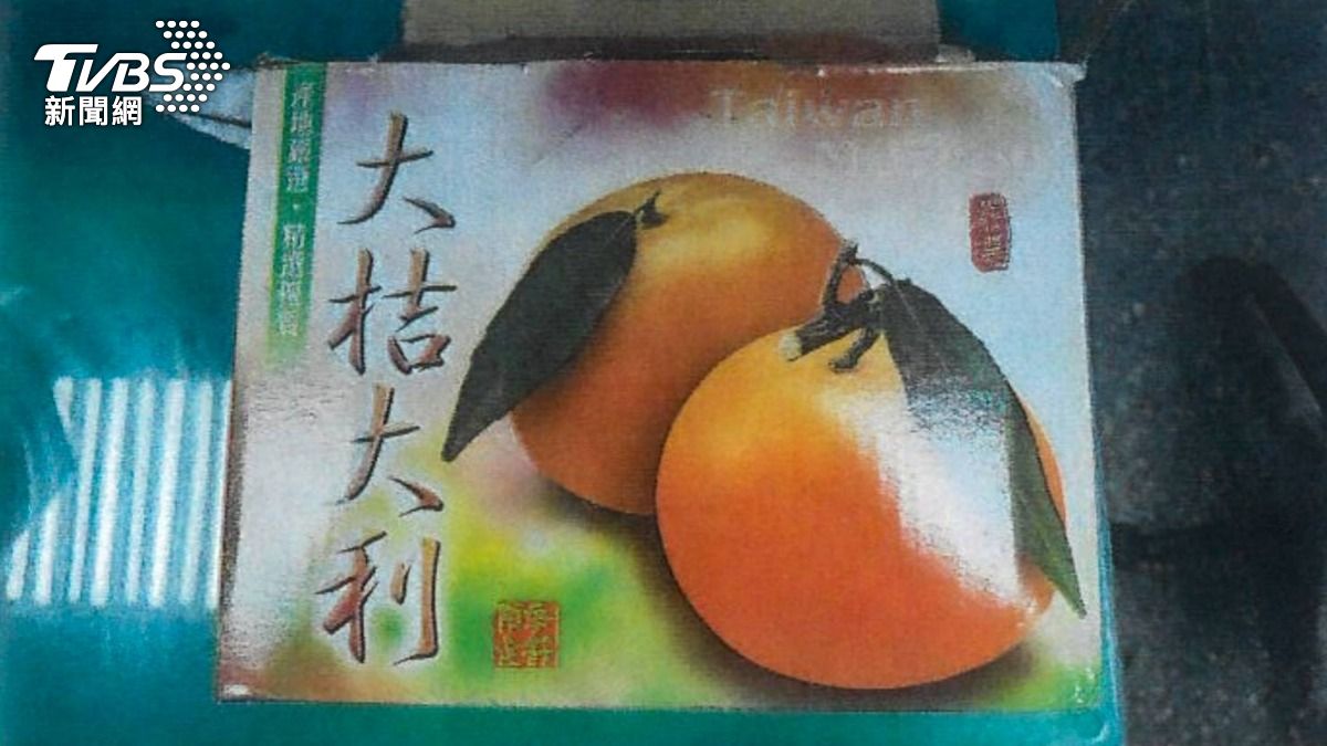 男子將7包K他命毒品裝進茶葉袋內,再塞進水果禮盒內。(圖/TVBS)