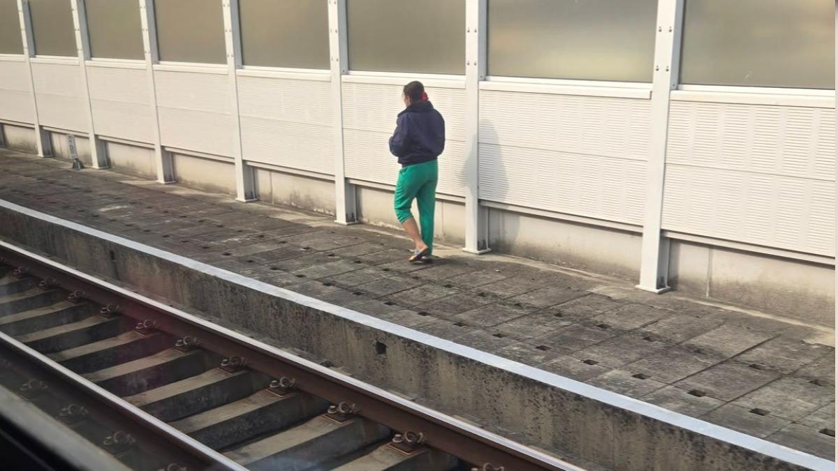 包包丟在前一站!台中女竟闖鐵軌沿路走回去拿 區間車慢行釀延遲