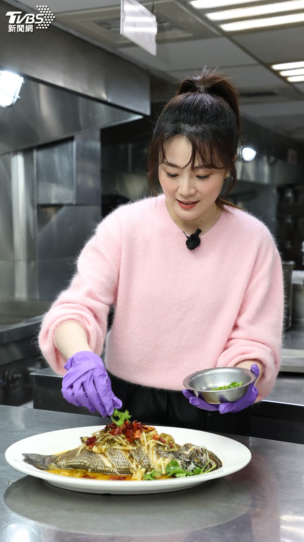 小幫手楊小黎幫酸菜魚撒上香菜。（圖／張哲鳴攝）
