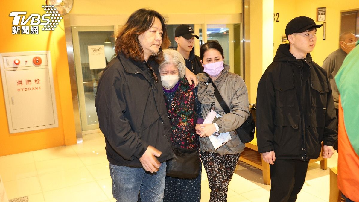 林葉亭母（中）需人攙扶。（圖／張哲鳴攝）