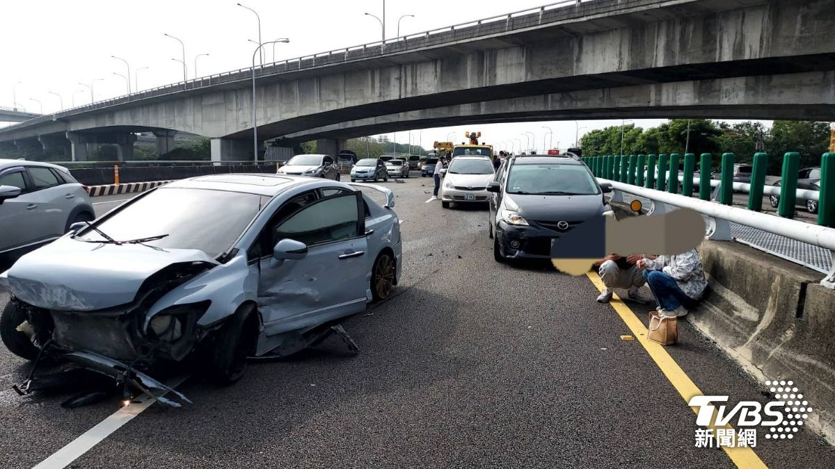 故宮南院處長彭子程一家4人在國道上車禍。(圖/TVBS)