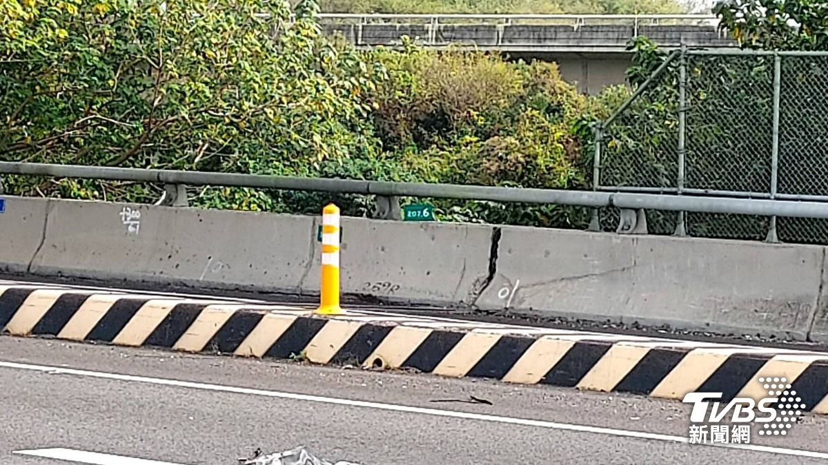 最外側轎車,連切四個車道撞擊到內側護欄。(圖/TVBS)