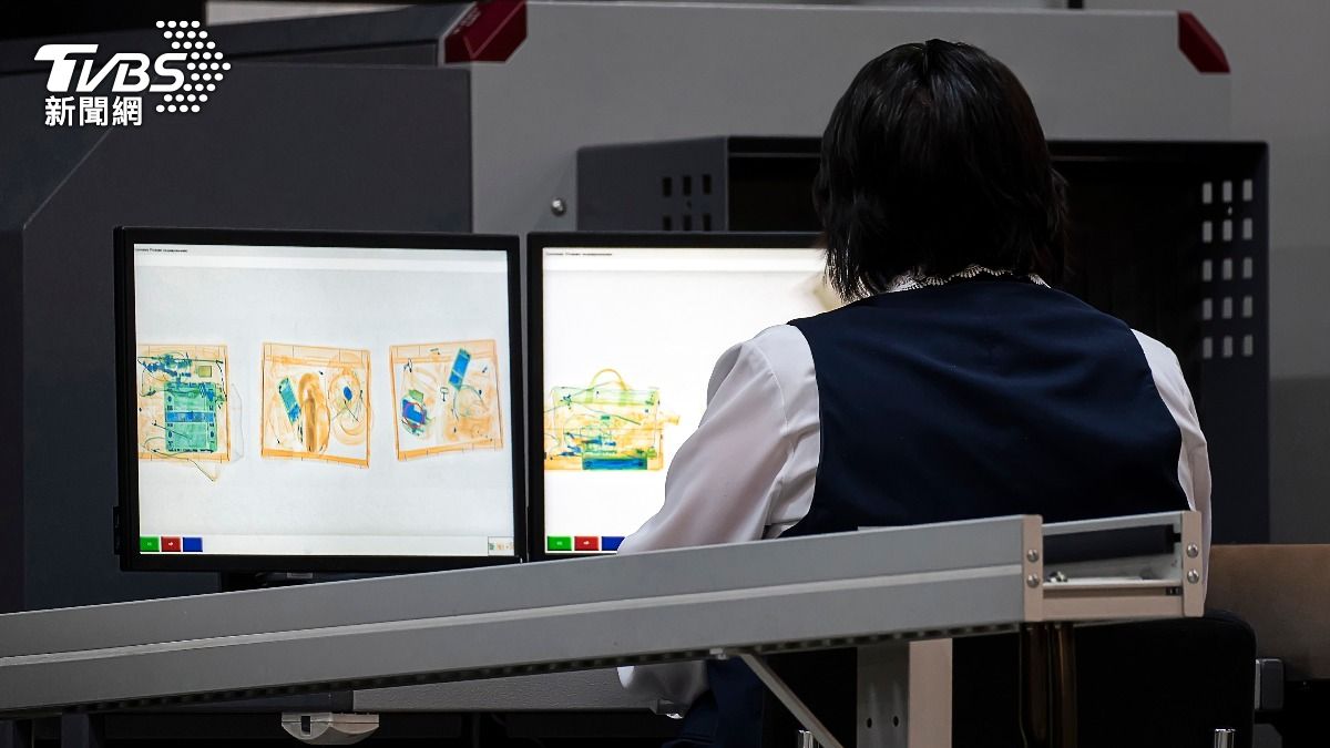 機場安檢人員必須在軌道限定的時間內完成X光機判讀。（示意圖／達志影像Shutterstock）