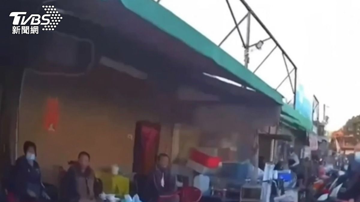 大社區翠屏段市集內的鐵皮屋,一到下午就停滿機車。(圖/TVBS)