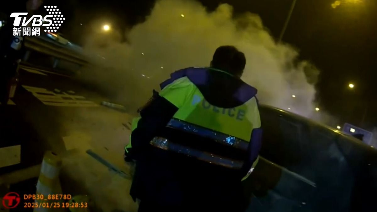 警民合力救援畫面曝。（圖／TVBS）