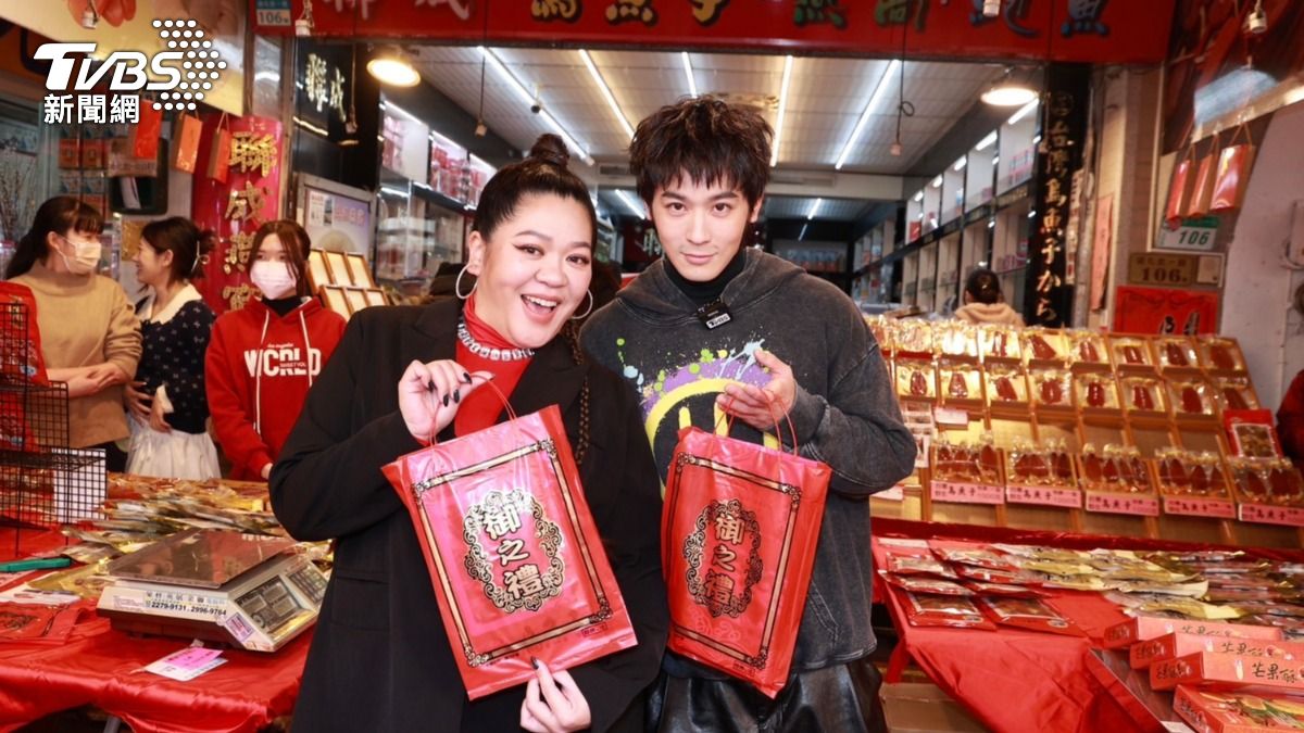Amanda跟吳思賢買烏魚子。（圖／黃城碩攝）