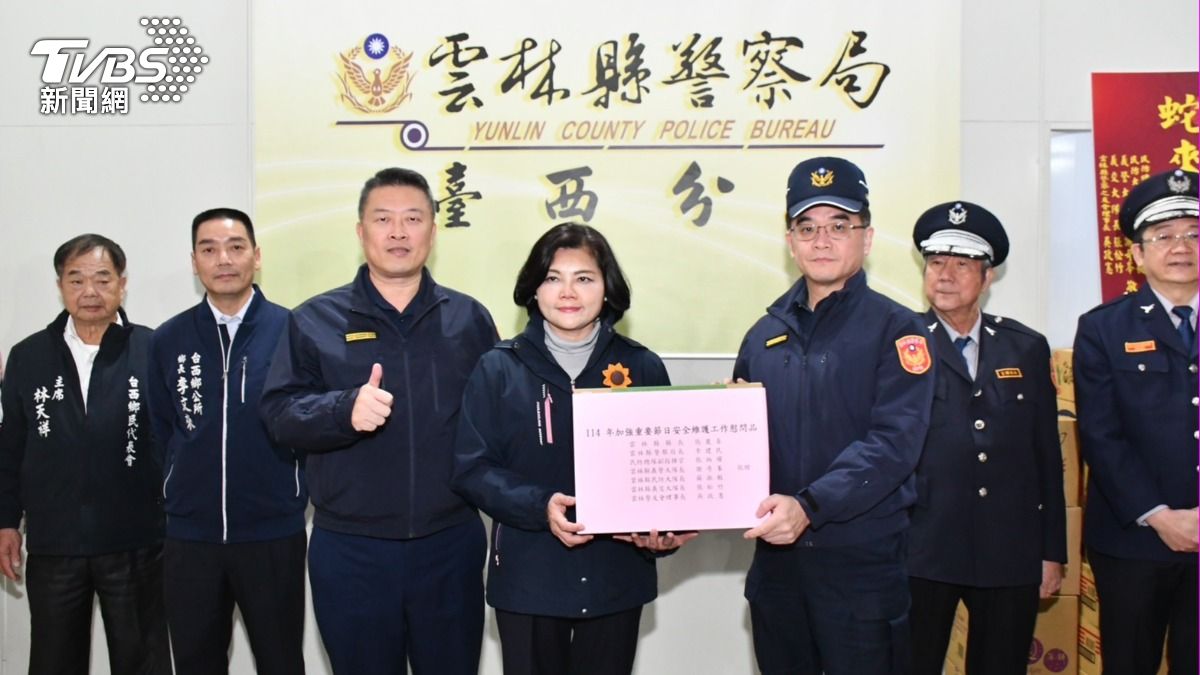 張麗善前往各分局慰問。(圖/TVBS)