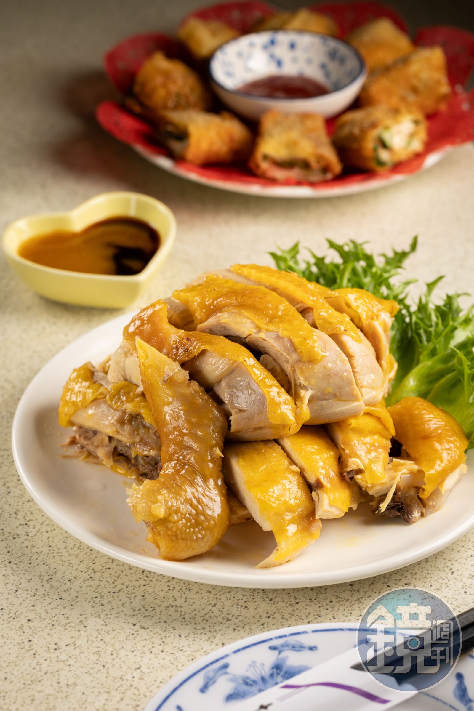 「白斬土雞」使用玉米雞品種，肉質不柴帶甜味。（300元／份）（圖／鏡週刊）