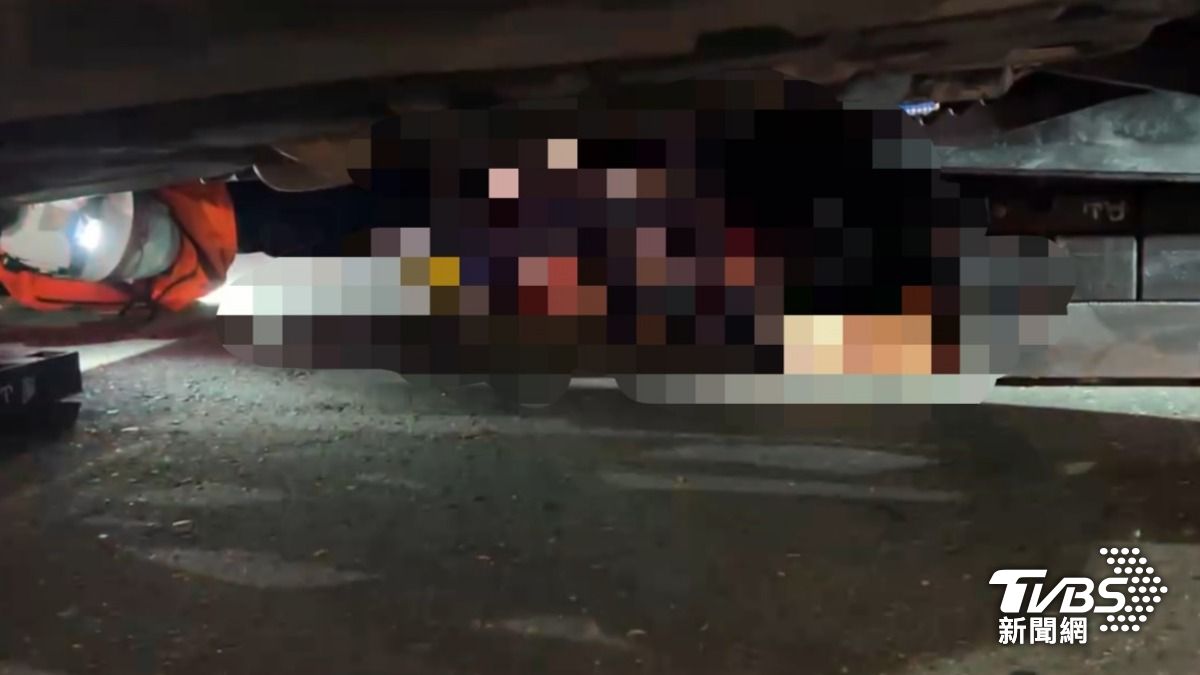 有片/高雄嬤闖紅燈過馬路挨撞 後方轎車再輾過「卡車底」亡