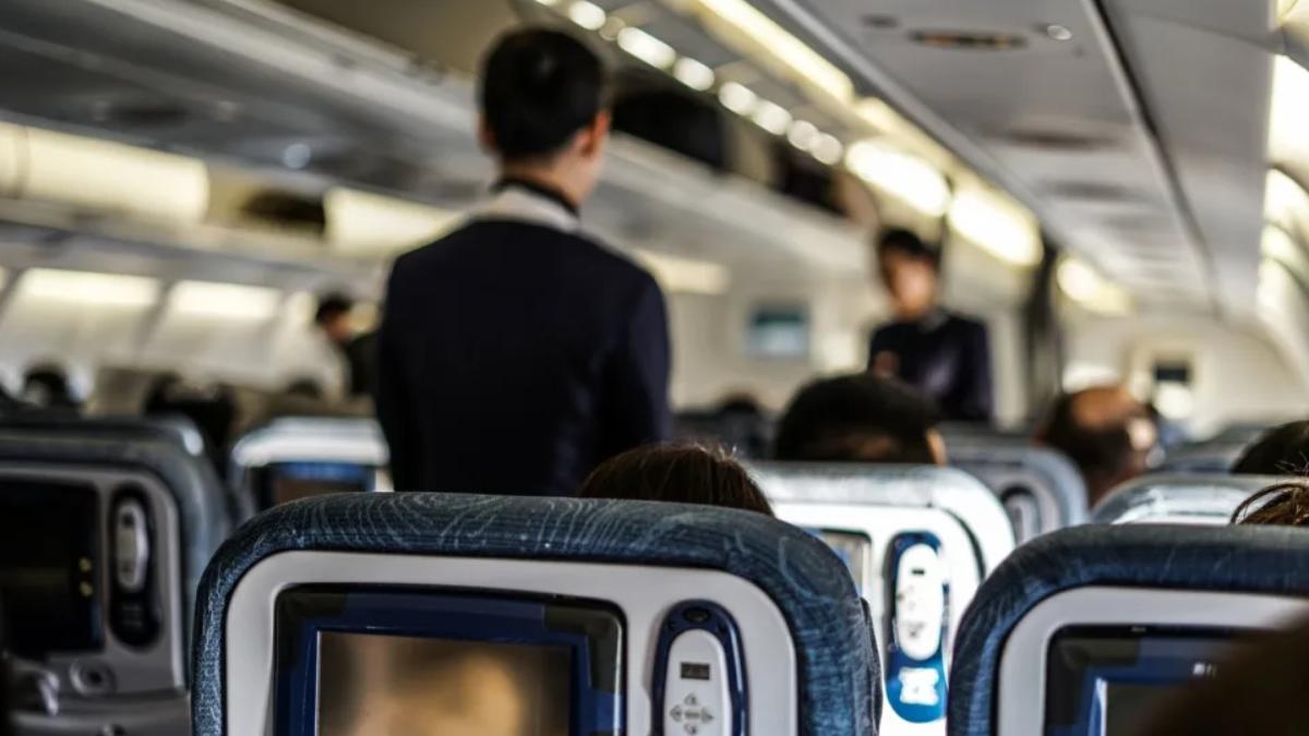 飛機上座位這1處最髒 空服員「曾徒手挖出嘔吐物」