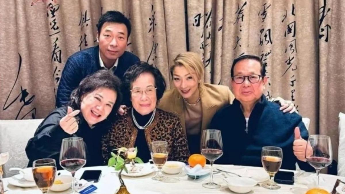 鄭秀文在父親離世後撰千字悼念。(圖/翻攝自IG@sammi_chengsauman)