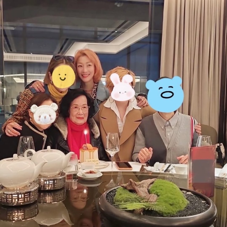 鄭秀文用表情符號遮擋家人臉部,但仍能感受到氣氛相當愉快。(圖/翻攝自IG@sammi_chengsauman)