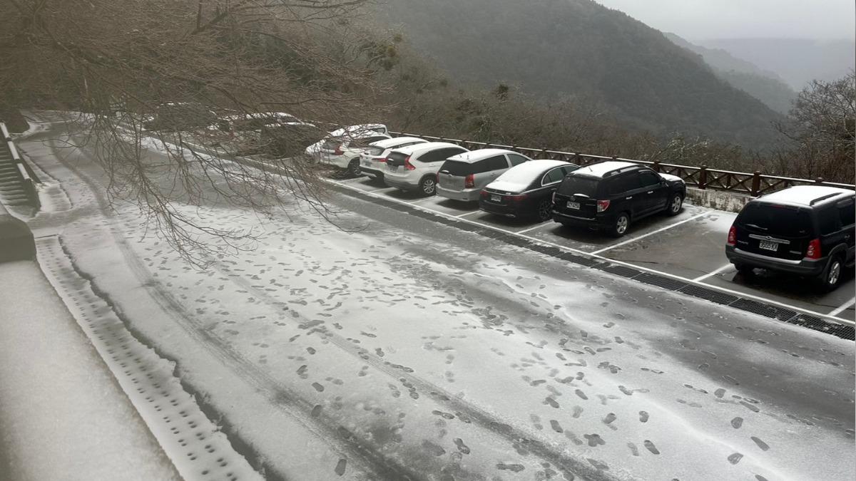 苗栗觀霧山莊也下雪，車頂附上一層雪。（圖／公路總局即時影像）