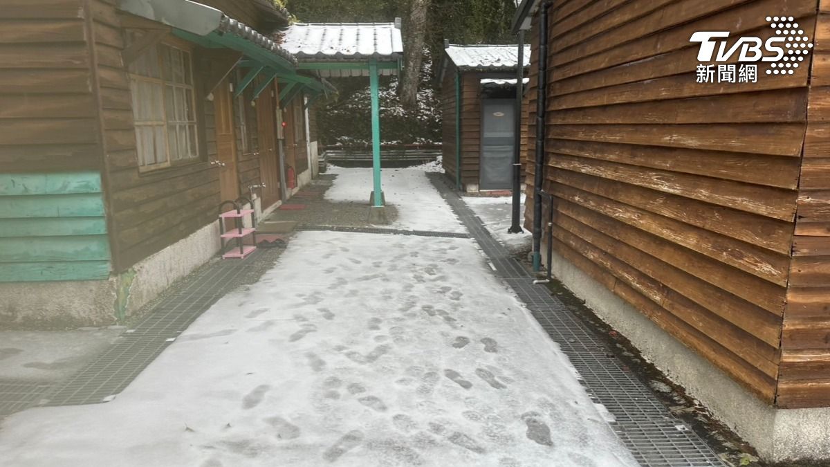 台灣不少地區白茫茫一片，圖為苗栗觀霧山莊雪景。（圖／TVBS）