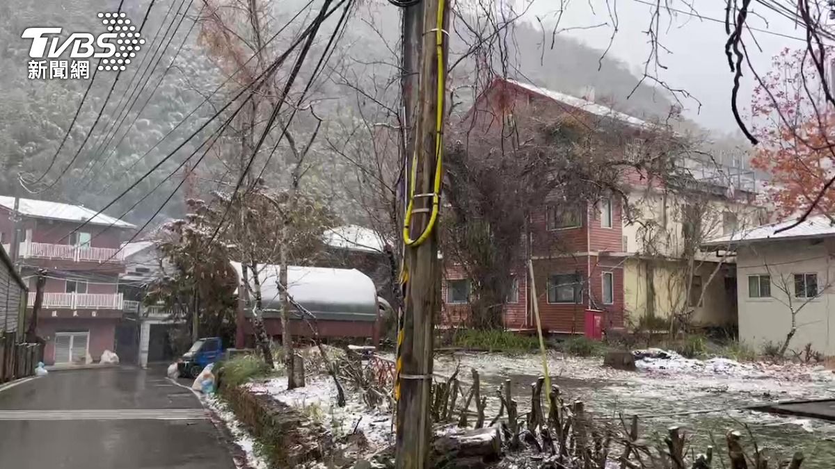 新竹泰崗部落下雪,猶如夢幻仙境。(圖/TVBS)
