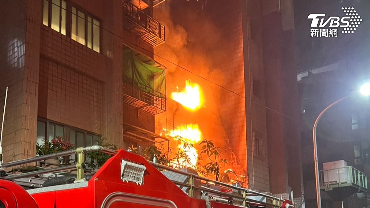 新北公寓小年夜起火!4、5樓住戶一度受困 警消急疏散