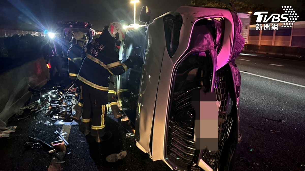 轎車翻覆。(圖/TVBS)