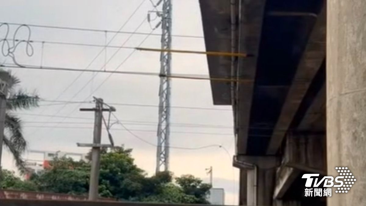 台鐵善化公路上有線電視的電纜線掉落。(圖/民眾提供)