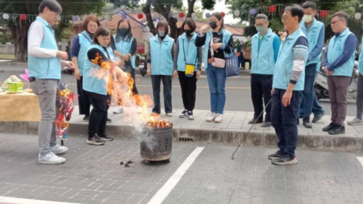 公所員工燒金紙,送游振雄最後一程。(圖/員林市公所)